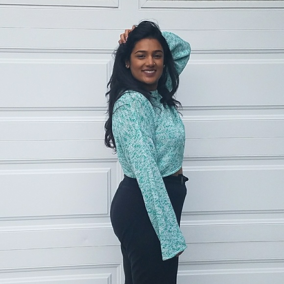 Green Patterned Sweater Crop Top - Picture 2 of 2